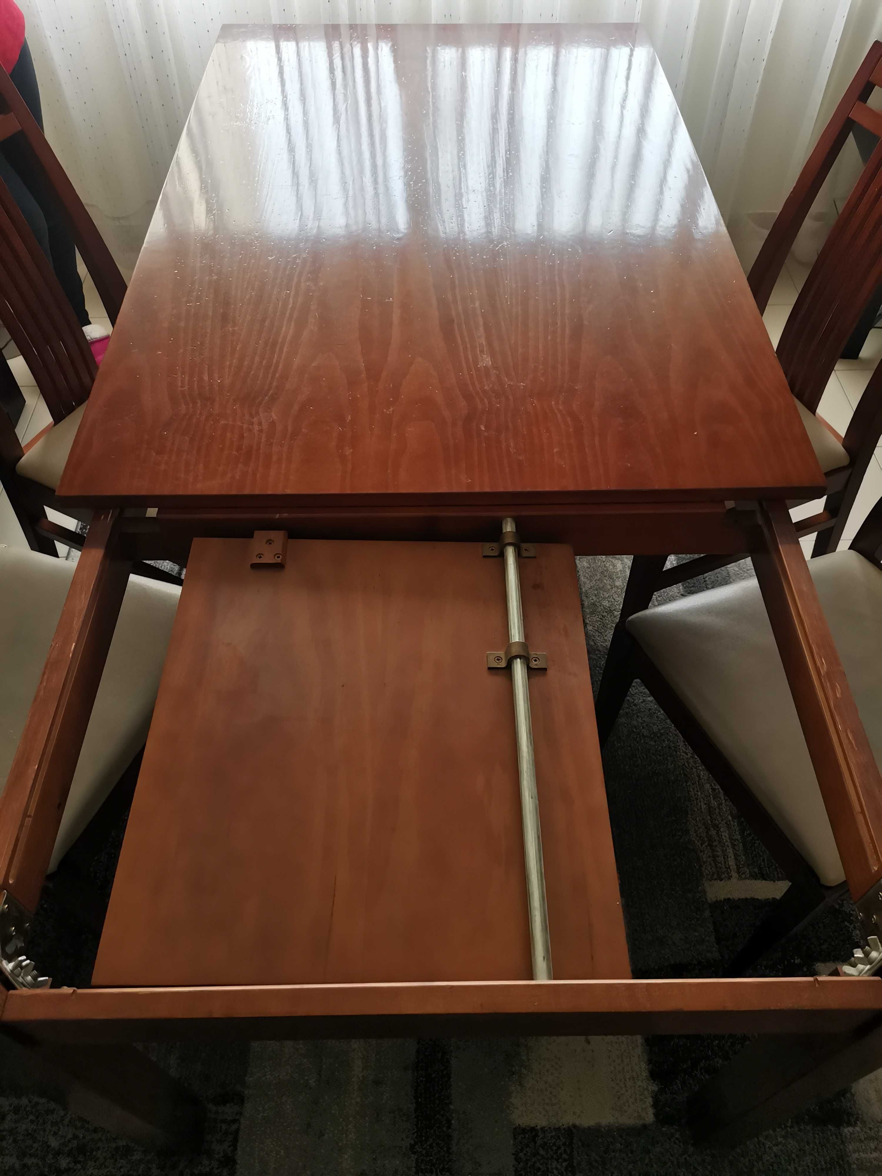 Vende mesa entensivel 1,40X2,00 e oferece 4 cadeiras