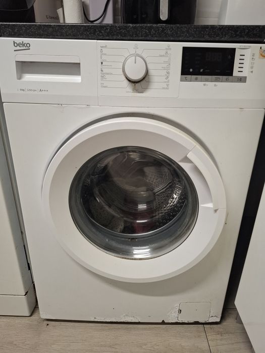 Máquina de lavar roupa Beko, 9 kg.
Está a