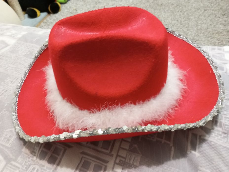 Продам 2 червоні шляпи