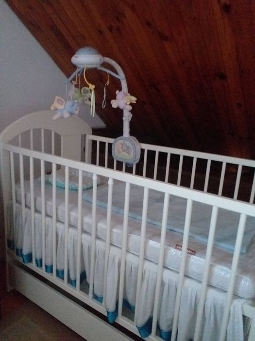 Łóżeczko i komoda z przewijakiem