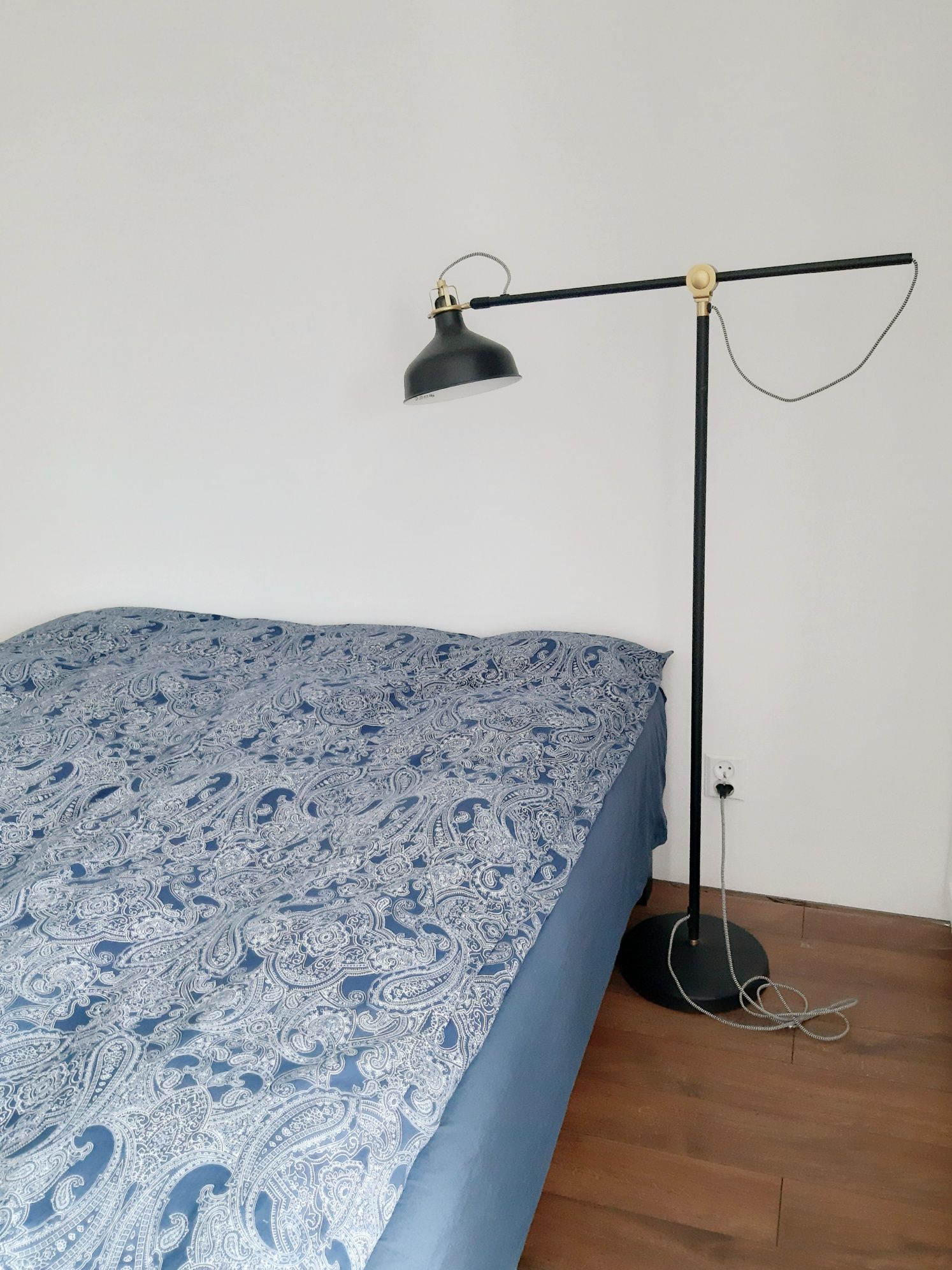 Czarna lampa stojąca podłogowa retro boho