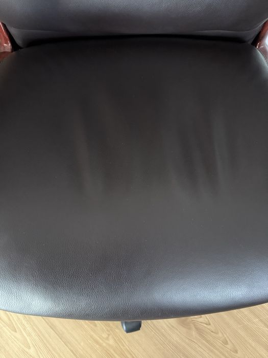 Elegancki fotel biurowy z eko skóry – ciemnobrązowy, stan idealny!