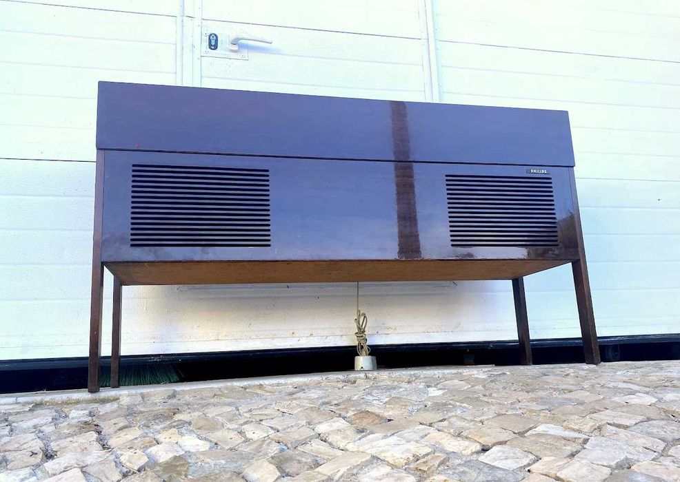 Rádio gira-discos a funcionar antigo +120comp x 35,5prof x 67,5alt.