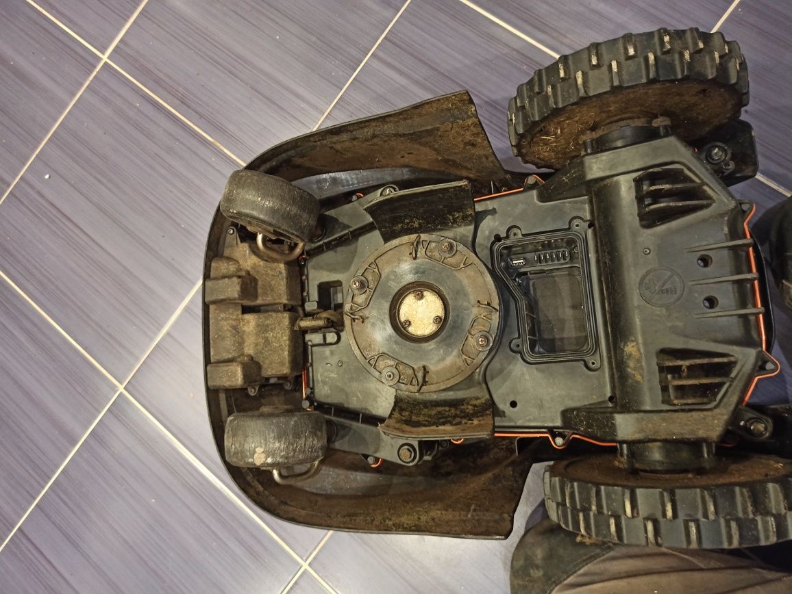 Robot koszący Worx WG799E