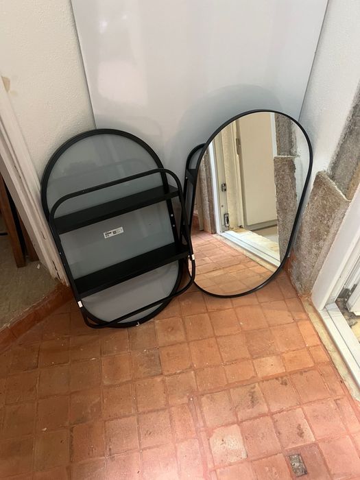 Mirror: Espelho Oval com Prateleira Oculta