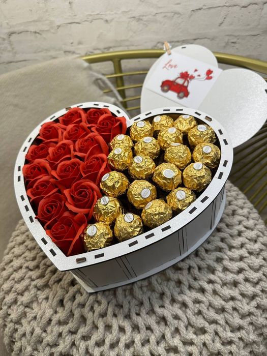 Подарунковий набір бокс шоколадний з цукерками та квітами з мила