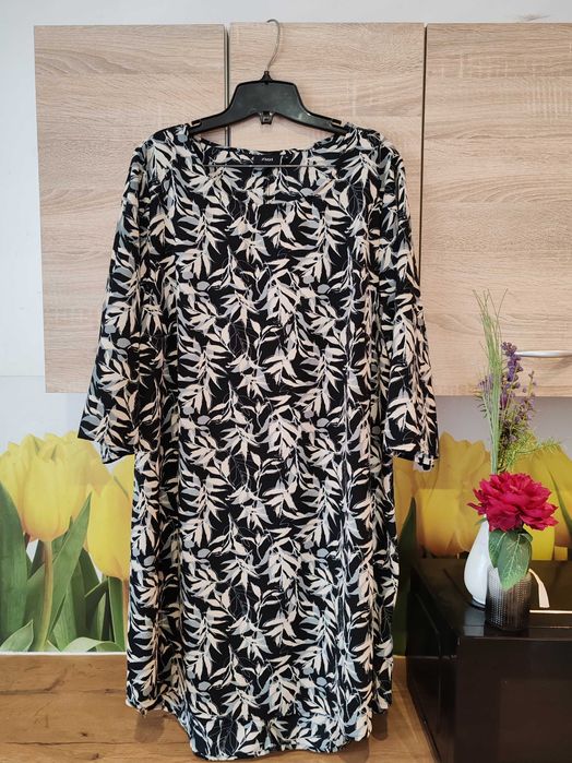 Lekka wizytowa sukienka Zizzi rozmia ok 46/48 poliester/elastan listki