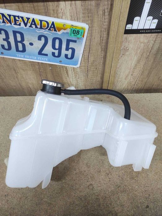 Бачок розширювальний  Chrysler 300 Dodge Challenger Charger Magnum