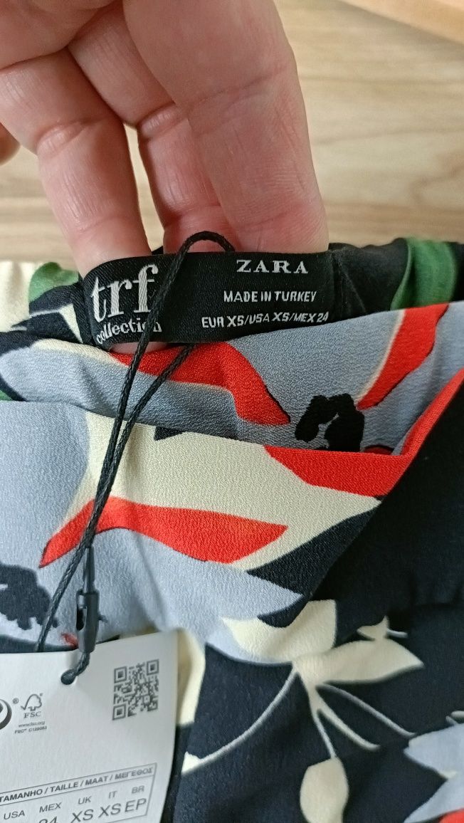 Spodnie damskie materiałowe szerokie nogawki czarne w kwiaty kuloty XS