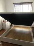 Cama com estrado elevatorio e rodas