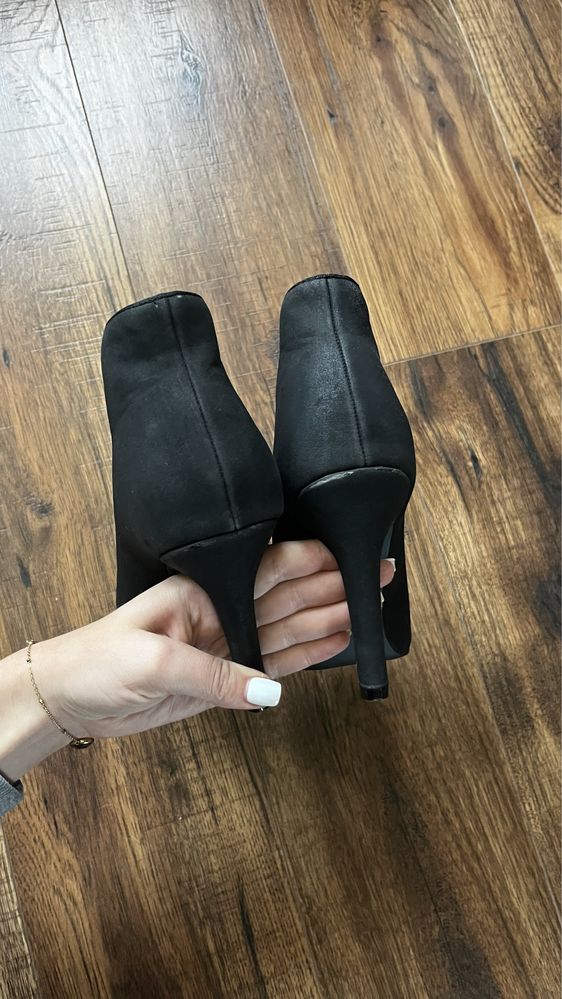 Czarne botki na obcasie