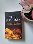 Igrając z ogniem - Tess Gerrtitsen