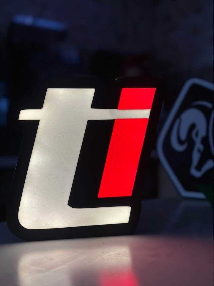 Lampki z logiem Alfa Romeo ''TI' na USB C