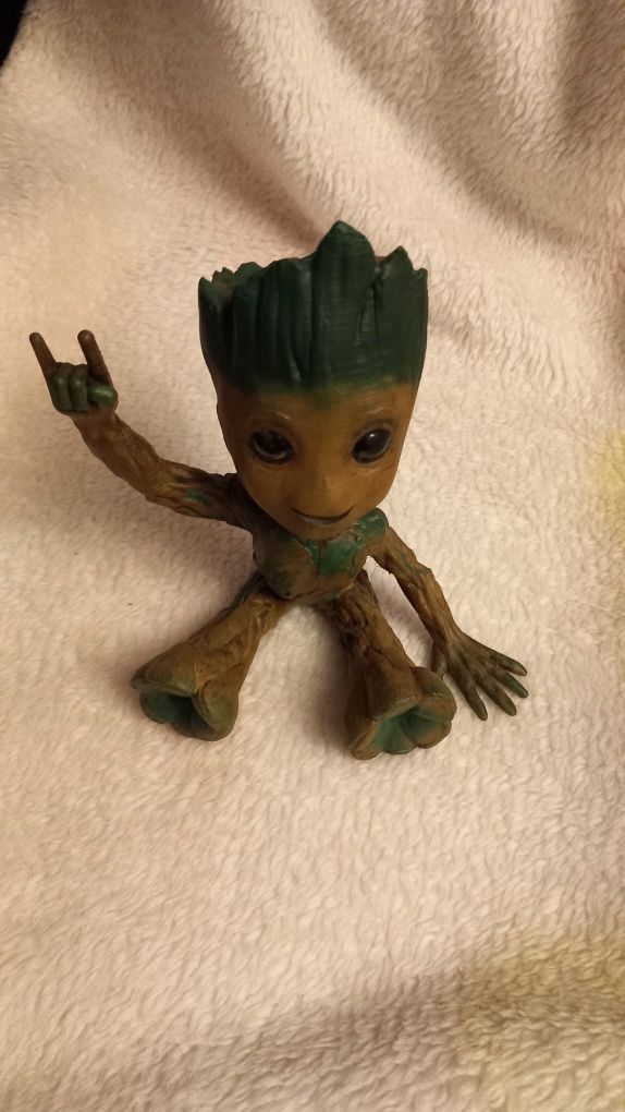 Groot sentado pintado à mão