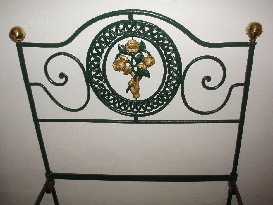 cama de ferro com mesa de cabeceira e candiero de teto