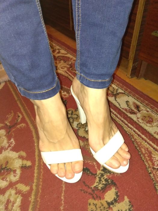 Білі шльопанці жіночі