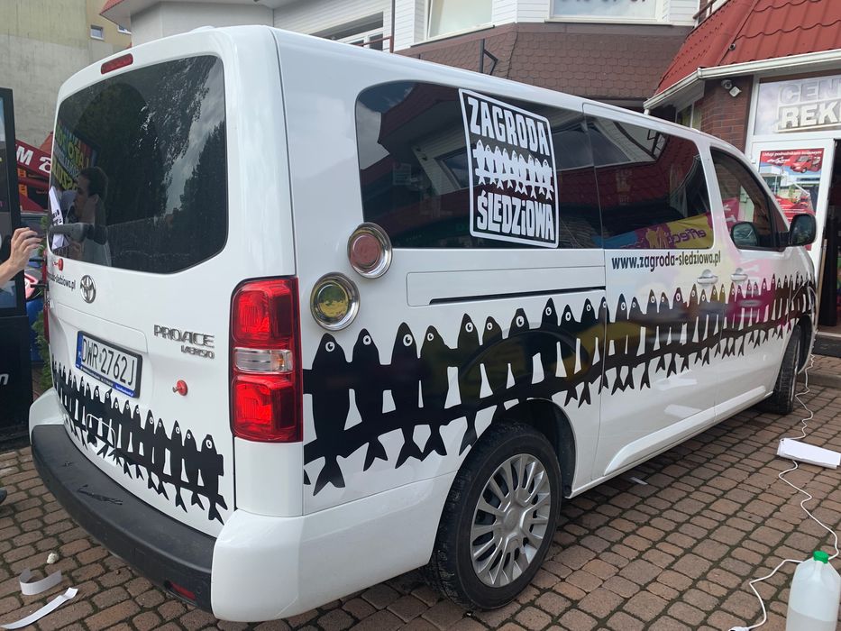 Oklejanie Samochodów Magesy grafika na autach reklama drukarnia