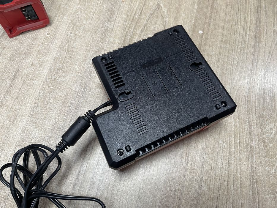 Milwaukee M12-18AC / автомобільний зарядний пристрій Мілвокі