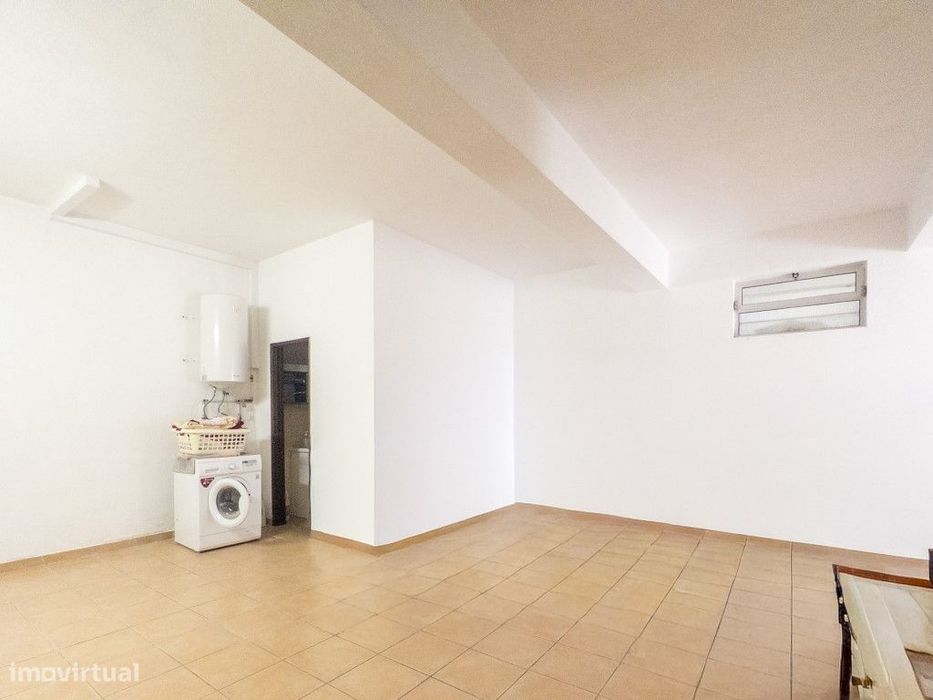 Terreno Industrial de 7.800 m² com Moradia, Garagem e Armazéns - Op...