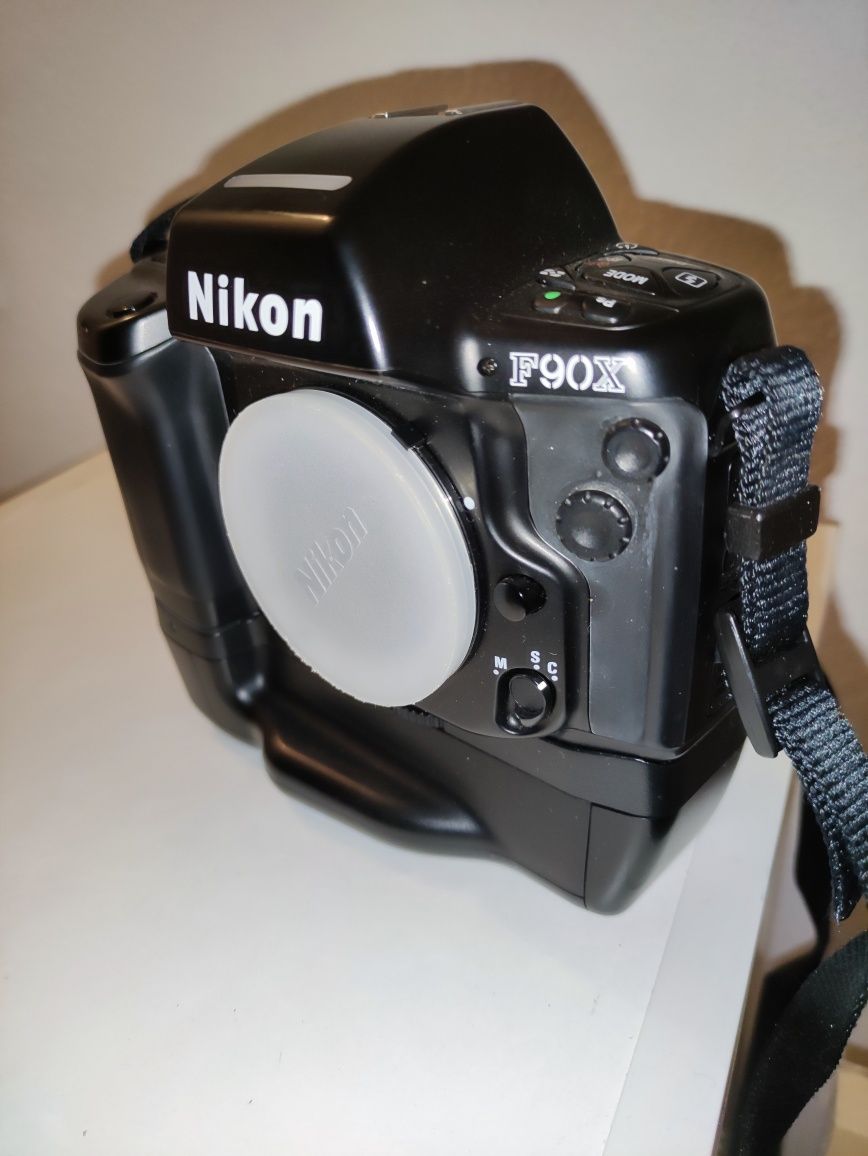 Máquina fotográfica Nikon F 90X com punho MB10 , Bom funcionamento