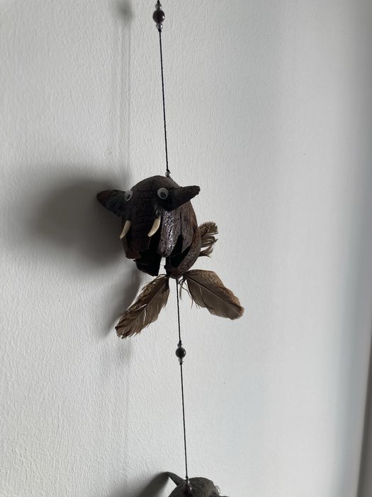 Quadros, pratos, espanta espiritos, elefante, peixe e girafa