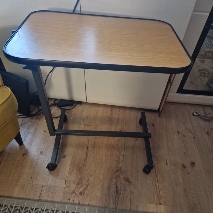 Stolik przyłóżkowy regulowany