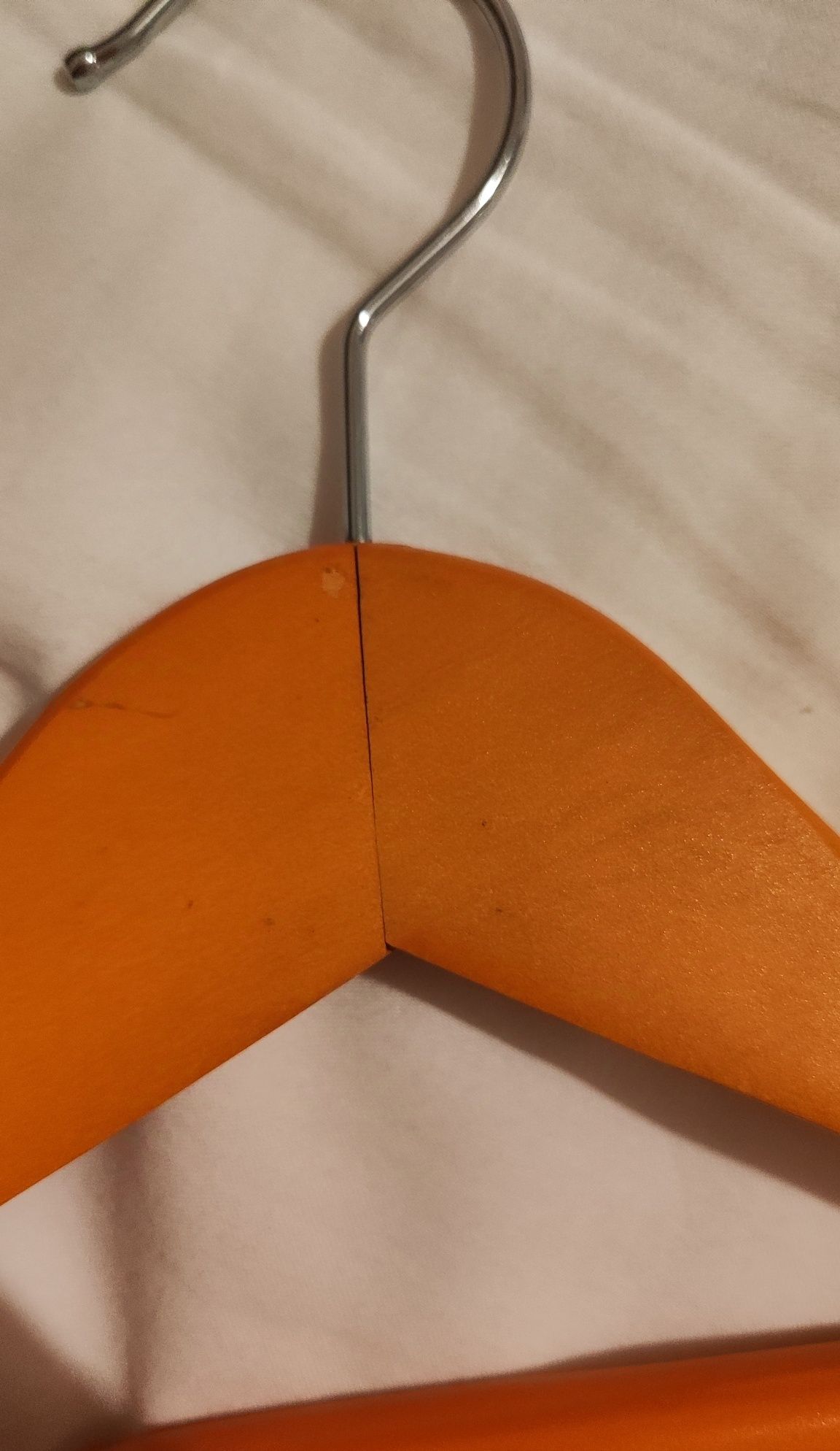 Conjunto de 12 cabides / cruzetas de madeira cor de laranja