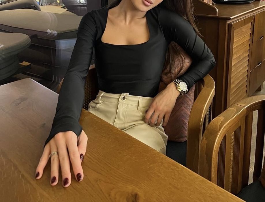 Чорний боді з вирізом