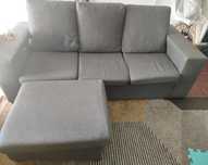 Sofá com chaise longe amovível e 2 puffs
