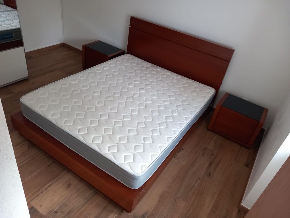 Mobília de Quarto em Cerejeira Maciça – Bom Estado
