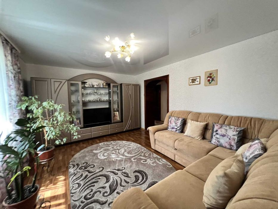 Простора 3-кімнатна квартира з окремим входом та власним двориком.