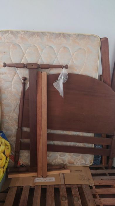Cama e 2 colchões