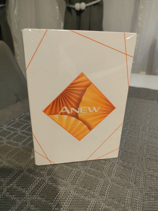 Zestaw prezentowy Anew z wit. C - serum + peeling
