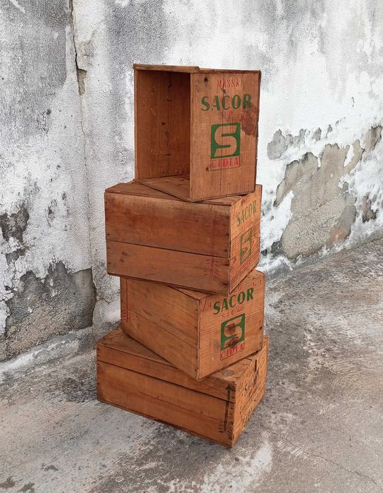 Antigas caixas de transporte de latas de óleo Sacor
