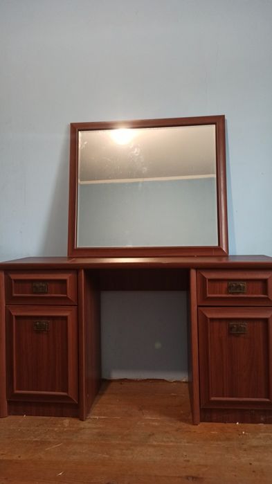 Трюмо з дзеркалом