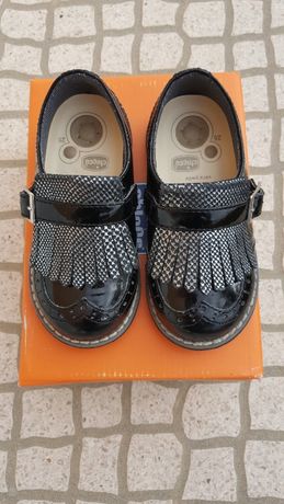 Sapatos pretos de verniz com franjas menina nr. 25 (quase novos)