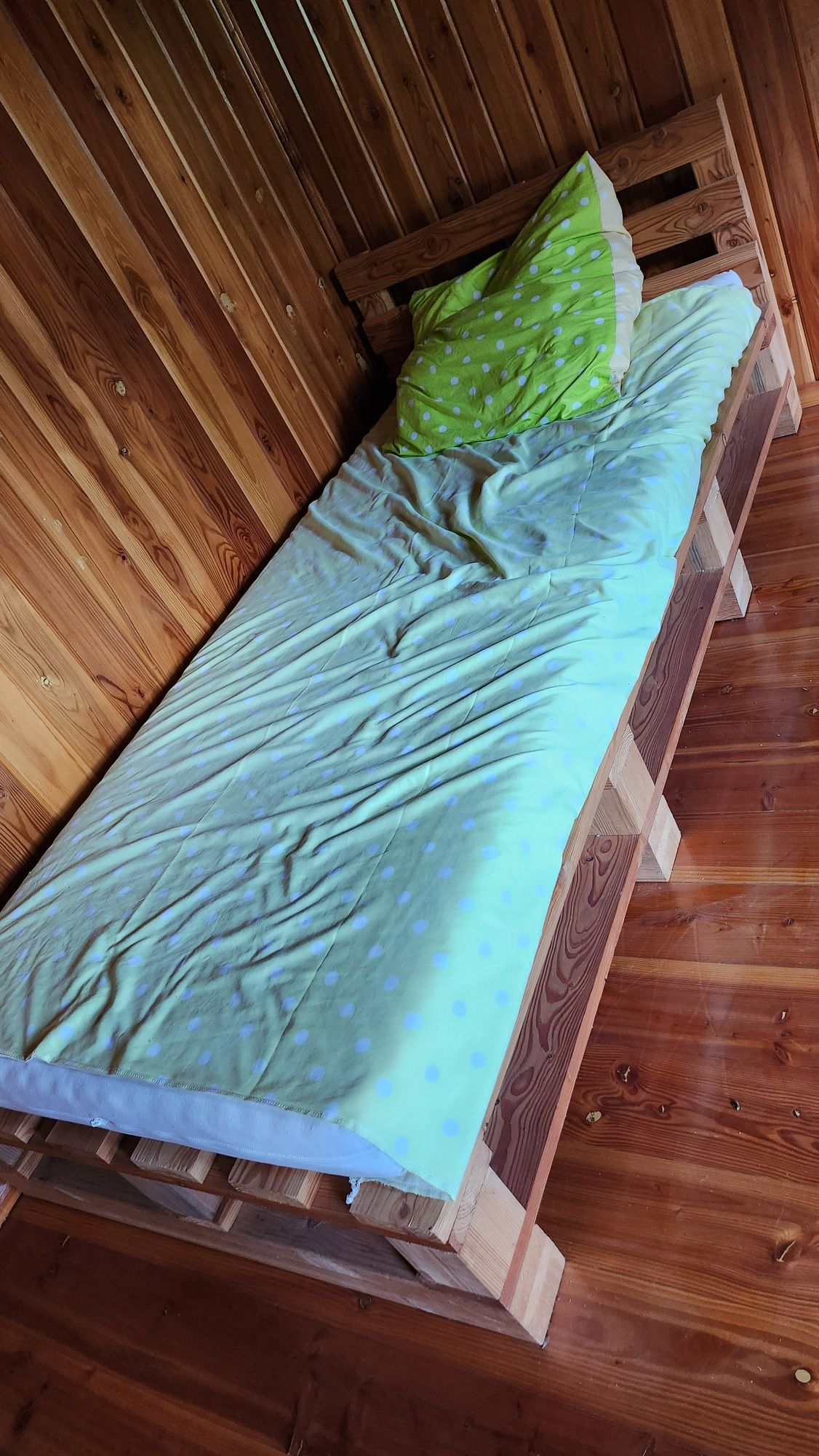 Łóżko paletowe z naturalnego drewna modrzewiowego 95 x207