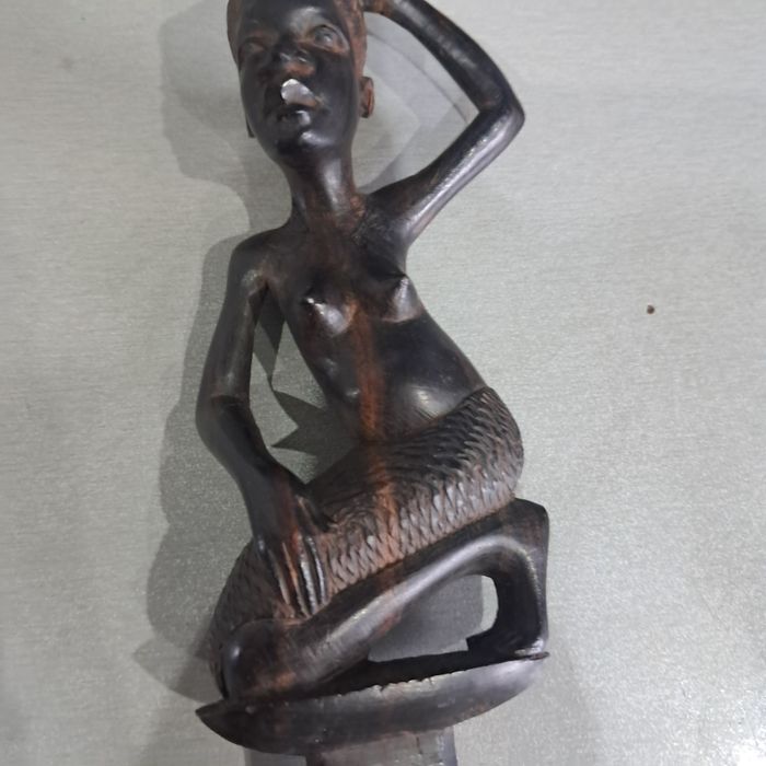 Stary nóż afrykański z drewna hebanowego