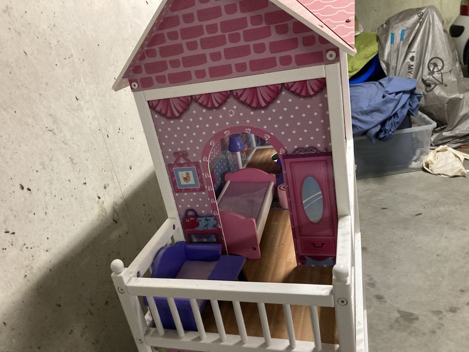 Duży domek dla lalek, w tym auto i barbie
