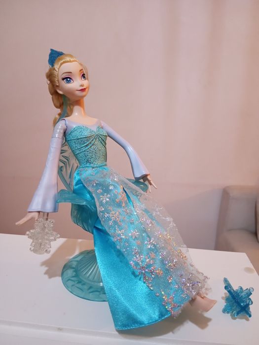 Brinquedos: Elsa Frozen Reino do Gelo inclui pilhas