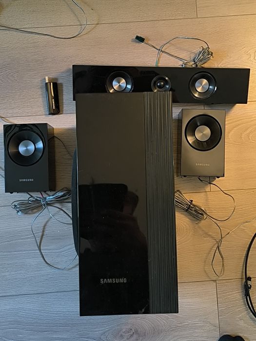 Zestaw kina domowego Samsung Blue Ray z subuferem i 3 głośnikami (brak