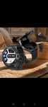Smartwatch z słuchawkami chowanymi wewnątrz zegarka