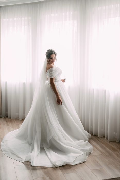 Весільна сукня з фатою блискуча