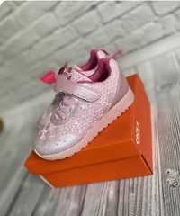 Рожеві кросівки для дівчинки