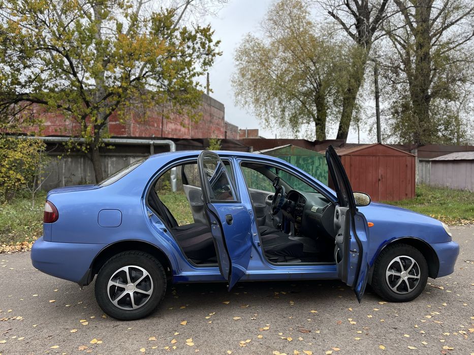 Продам автомобіль повністю обслужений, вкладень не потребує.