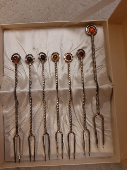 Posrebrzane widelczyki z bursztynem