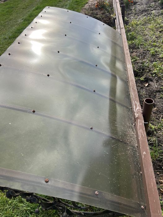 Дашок над вхідними дверями