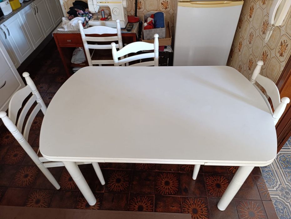 Mesa cozinha com  4 cadeirasss