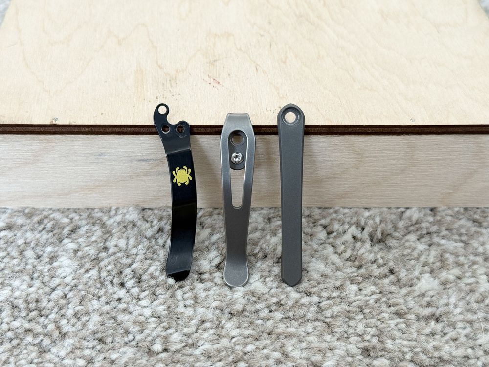 Титанові кліпси MXG для складних ножів Chris Reeve,та 1 Spyderco