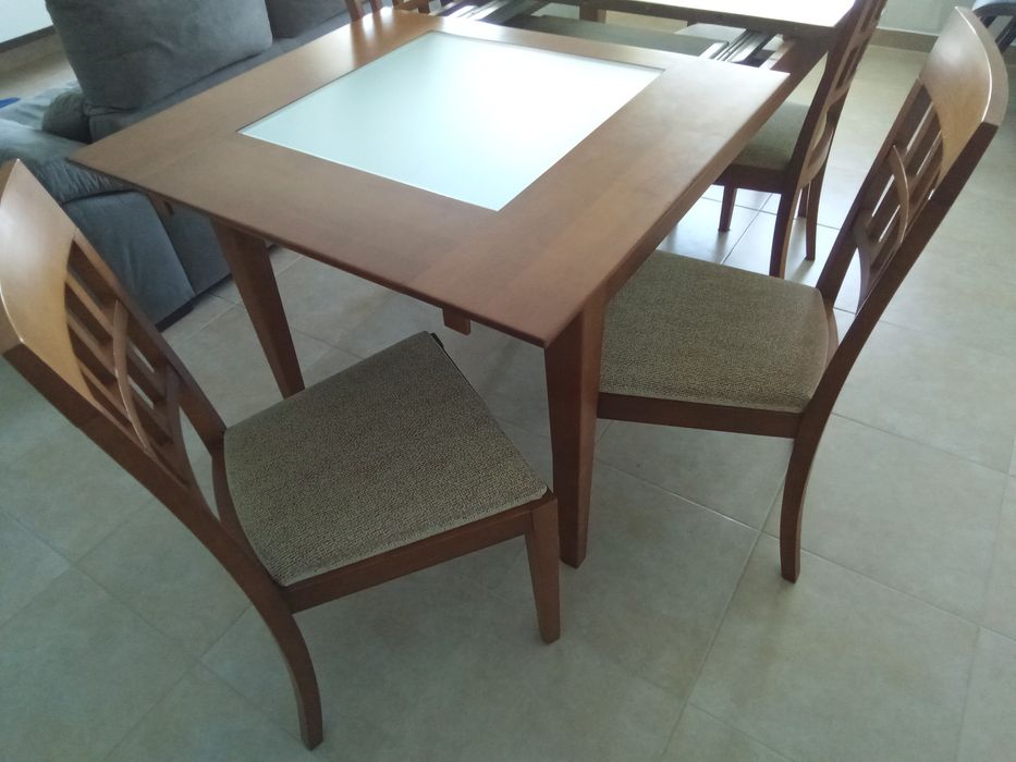 Mesa jantar com 6 cadeiras, em *CEREJEIRA* mas em cor pinho mel